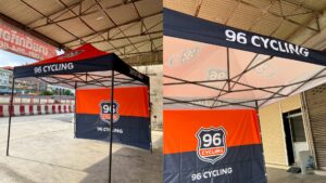 เต็นท์พับสกรีนโลโก้ 96 CYCLING สีส้มดำ พร้อมผนังด้านข้างสำหรับงานอีเวนต์