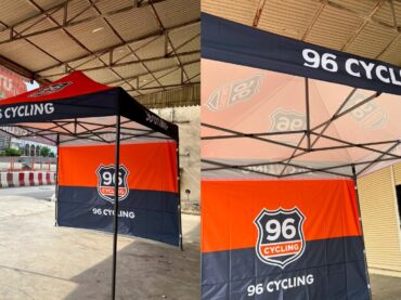 เต็นท์พับสกรีนโลโก้ 96 CYCLING สีส้มดำ พร้อมผนังด้านข้างสำหรับงานอีเวนต์